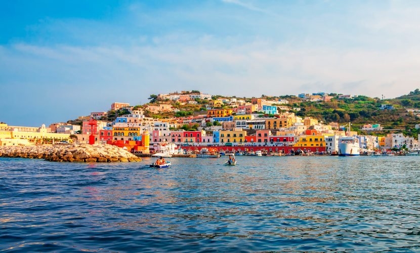 "Weekend da Sogno nel Lazio: Esplora Piscine Naturali e Acque Turchesi"