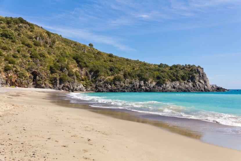 "Le Spiagge d'Italia con il Mare Più Bello da Scoprire nel 2023"