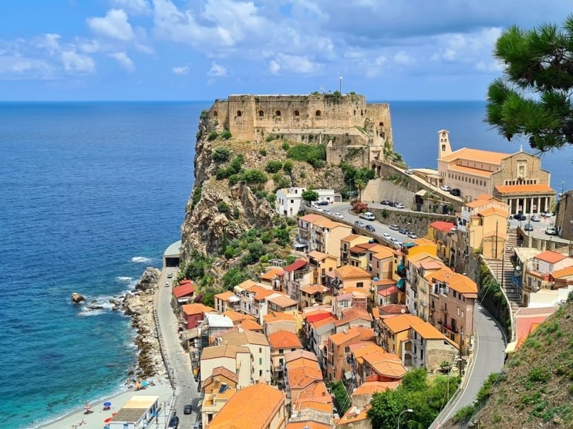 "Scopri il Borgo Calabrese Sul Mare: Case Sugli Acqua da Sogno"