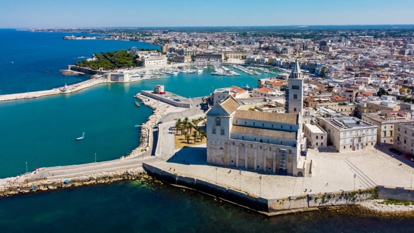 "La Cattedrale Bianca di Puglia: Un Miraggio che Galleggia nel Cuore della Città"